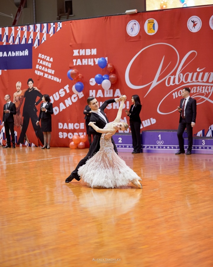 кандидаты в мастера спорта по спортивным танцам Дмитрий Быков и Мария Ожегова